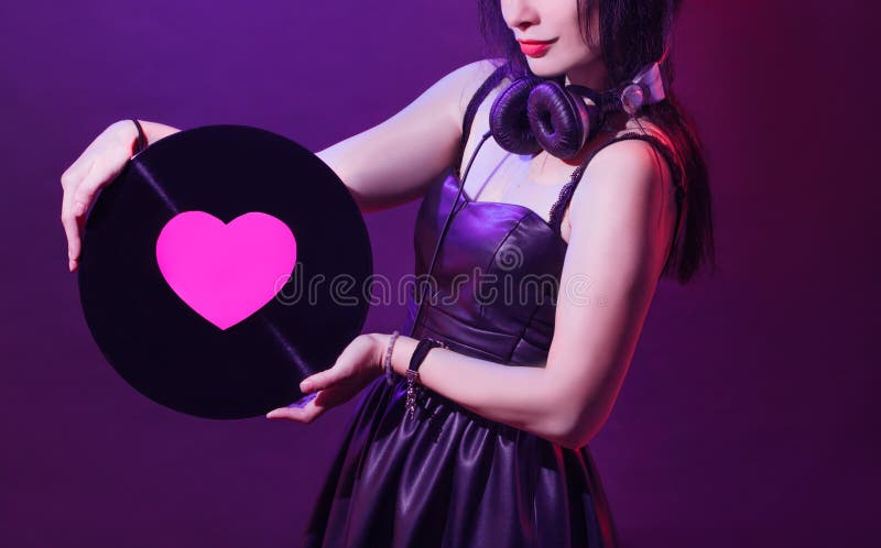 Valentin för glamour för vinyl för ung kvinna för blandare för retro tappning för parti för flicka för disko för Dj-headphoneutru arkivbilder
