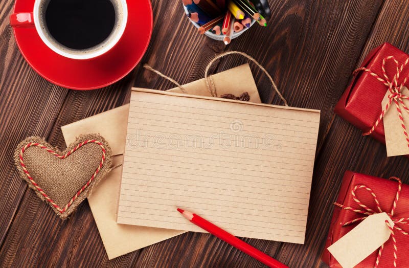 Valentindaghjärta, kaffe, gåvor och notepad arkivfoton