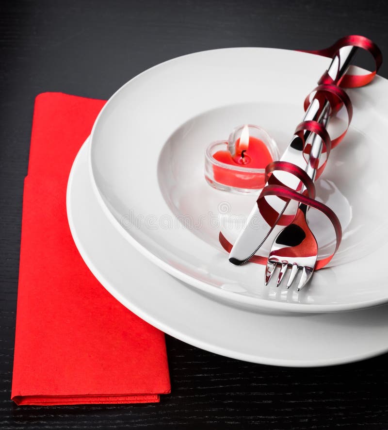 Valentindagmatställe med röda och eleganta hjärtaprydnader för tabellinbrott royaltyfria bilder Valentindagmatställe med röda och eleganta hjärtaprydnader för tabellinbrott royaltyfria bilder