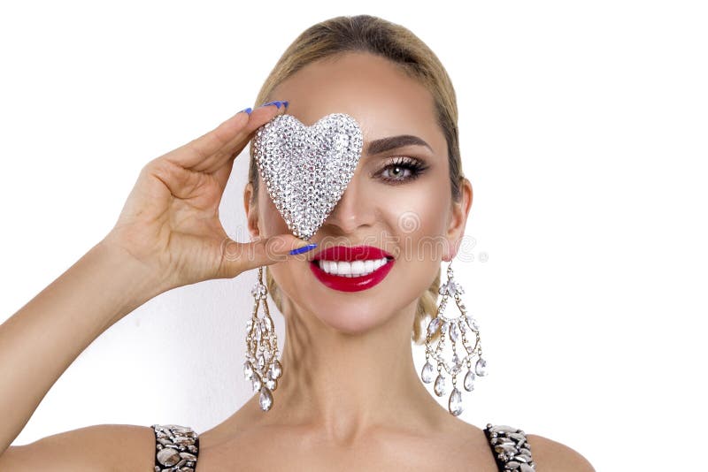 Valentine Beauty flicka med silverhjärtasmycken och i elegant makeup som isoleras på vit bakgrund royaltyfria foton Valentine Beauty flicka med silverhjärtasmycken och i elegant makeup som isoleras på vit bakgrund royaltyfria foton
