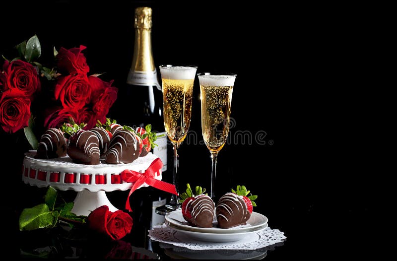 Valentine Champagne Roses Chocolate Covered Strawberries fotos de archivo