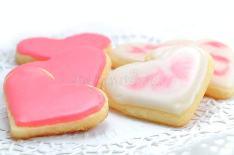 Valentine Kekse in Form von Herzen auf weißem hintergrund.