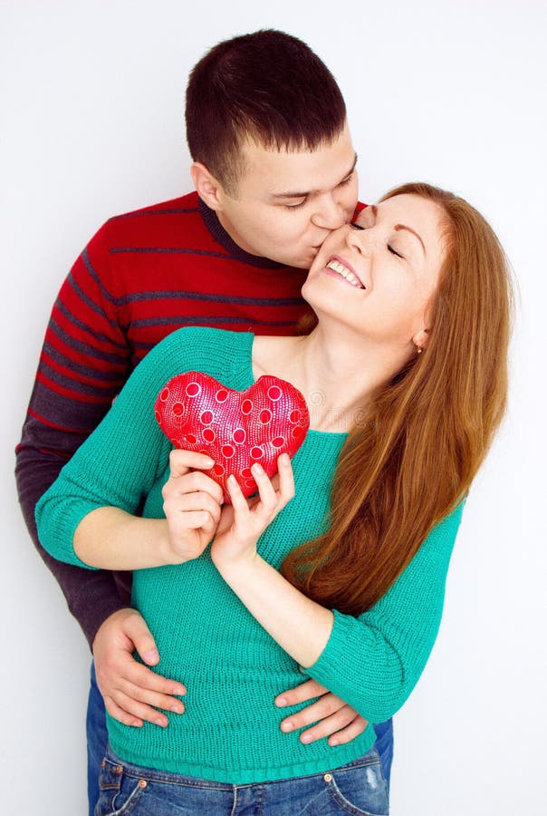 Valentine Couple Stående av att le skönhetflickan och hennes stiliga pojkvän man för begreppskyssförälskelse till kvinnan HJÄRTAT fotografering för bildbyråer Valentine Couple Stående av att le skönhetflickan och hennes stiliga pojkvän man för begreppskyssförälskelse till kvinnan HJÄRTAT fotografering för bildbyråer