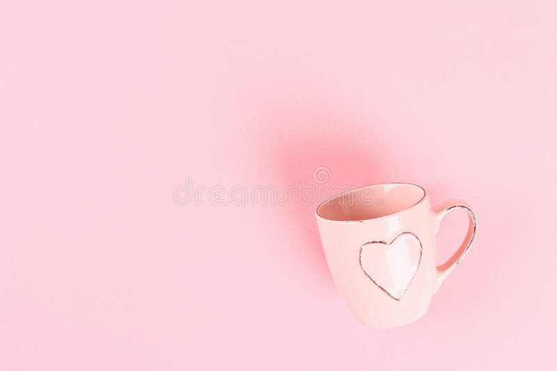 Valentine-daglay-out Mok met harten op een roze pastelkleurachtergrond St Valentijnskaartendag, dagliefde, 14 Februari concept Ex