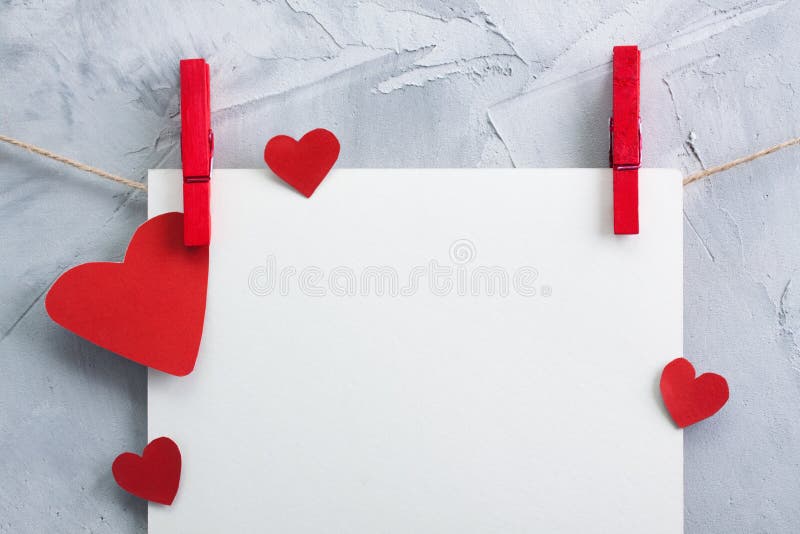 Feuille De Papier Rouge De Saint Valentin De Coeur Sur Le Fond