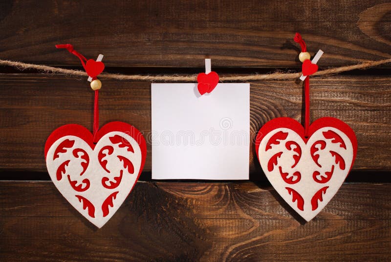 Valentine gevoelde harten en kaart op houten achtergrond