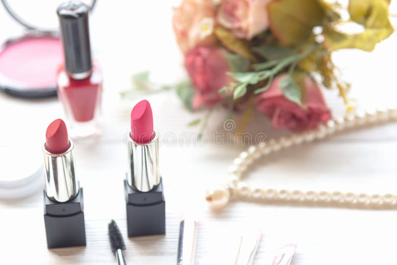 Valentine Gift Outils fond de cosm?tiques de maquillage et cosm?tiques de beaut?, produits et rouge ? l?vres facial de paquet de images libres de droits Valentine Gift Outils fond de cosm?tiques de maquillage et cosm?tiques de beaut?, produits et rouge ? l?vres facial de paquet de images libres de droits
