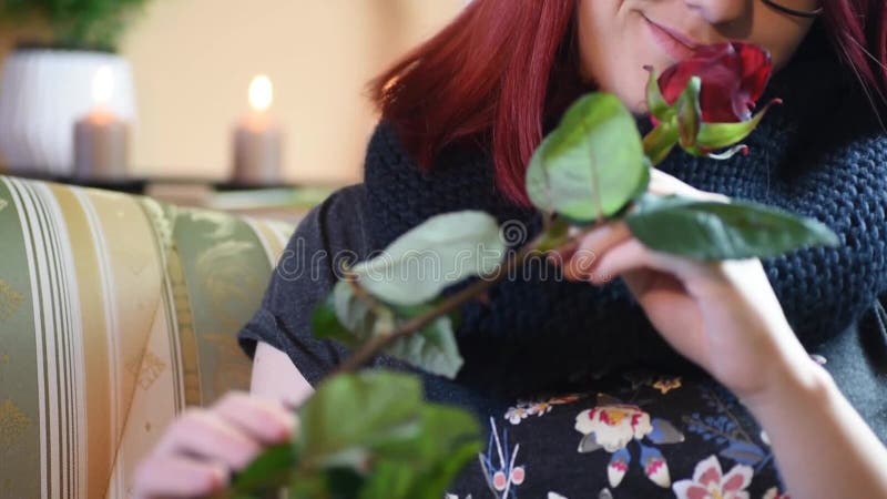 Valentine Gift Ung flicka som luktar på en röd ros