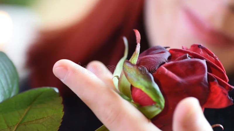 Valentine Gift Ung flicka som luktar på en röd ros