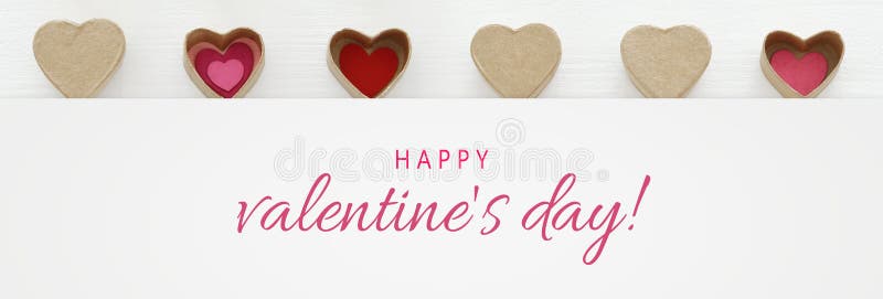 Valentine' έννοια ημέρας του s καρδιές ως κιβώτια δώρων εγγράφου πέρα από το ξύλινο άσπρο υπόβαθρο στοκ φωτογραφία Valentine' έννοια ημέρας του s καρδιές ως κιβώτια δώρων εγγράφου πέρα από το ξύλινο άσπρο υπόβαθρο στοκ φωτογραφία