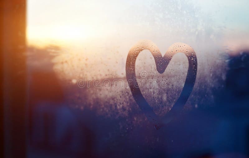 Valentines day karty, lásku a laskavost koncept, srdce malované na zamrzlé sklo.