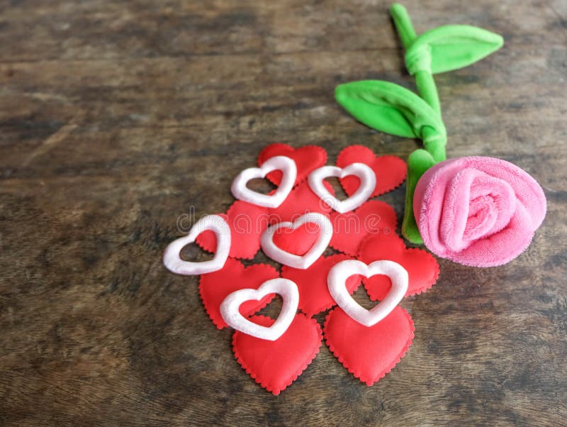 Día de San Valentín rosa rosada corazón rojo sobre el de madera,.