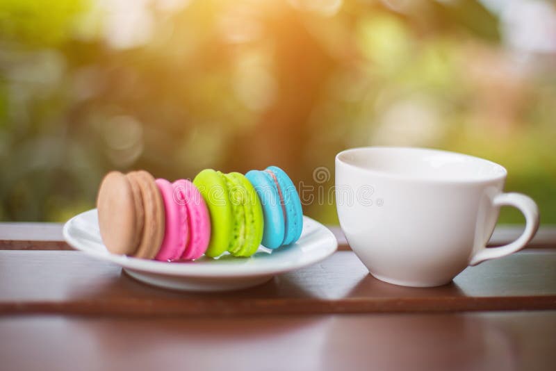 Valentinmakron med kaffe på trätabellen tonad bild arkivbild