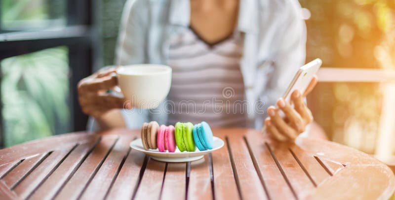 Valentinmakron med kaffe på trätabellen tonad bild royaltyfri fotografi