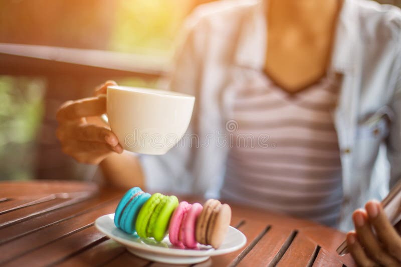 Valentinmakron med kaffe på trätabellen tonad bild royaltyfria foton