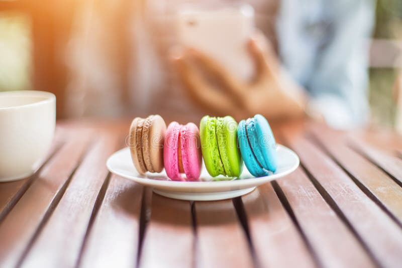 Valentinmakron med kaffe på trätabellen tonad bild fotografering för bildbyråer