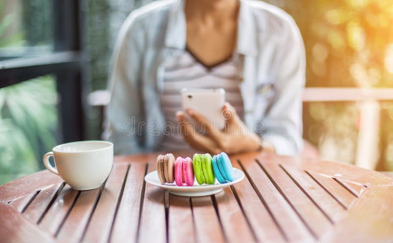 Valentinmakron med kaffe på trätabellen tonad bild fotografering för bildbyråer