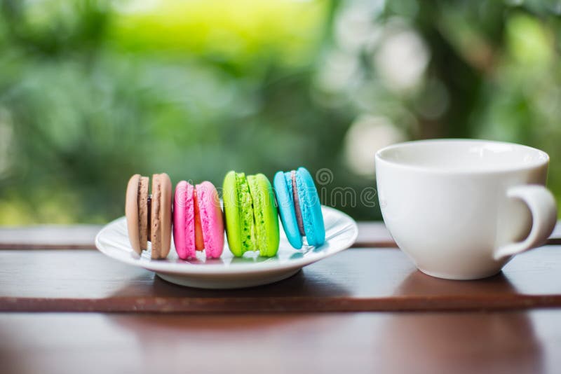 Valentinmakron med kaffe på trätabellen tonad bild arkivbild