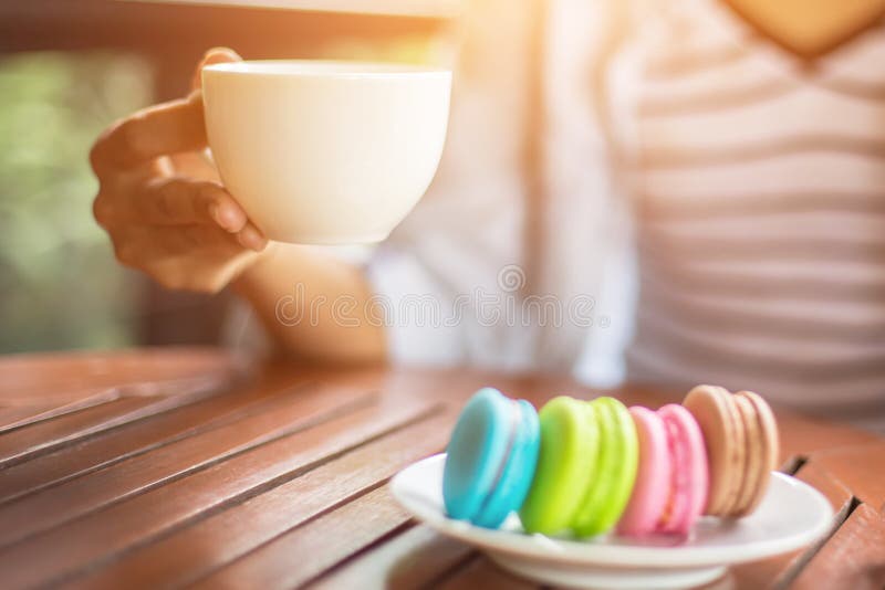 Valentinmakron med kaffe på trätabellen tonad bild arkivfoton