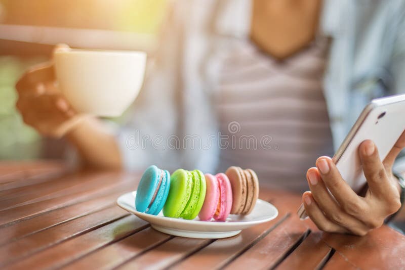 Valentinmakron med kaffe på trätabellen tonad bild arkivbilder