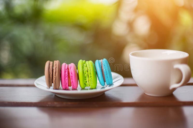 Valentinmakron med kaffe på trätabellen tonad bild royaltyfri foto