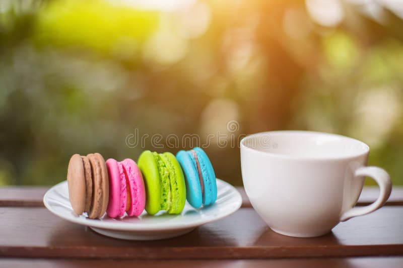 Valentinmakron med kaffe på trätabellen tonad bild royaltyfri bild