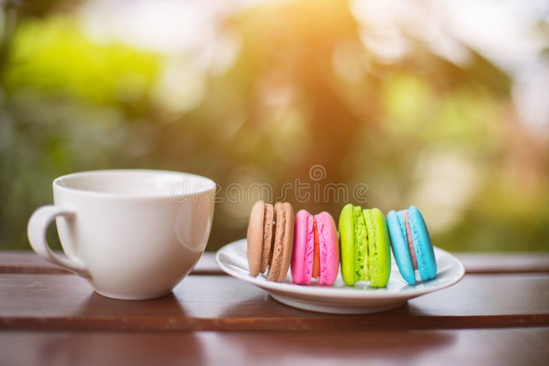 Valentinmakron med kaffe på trätabellen tonad bild royaltyfri fotografi