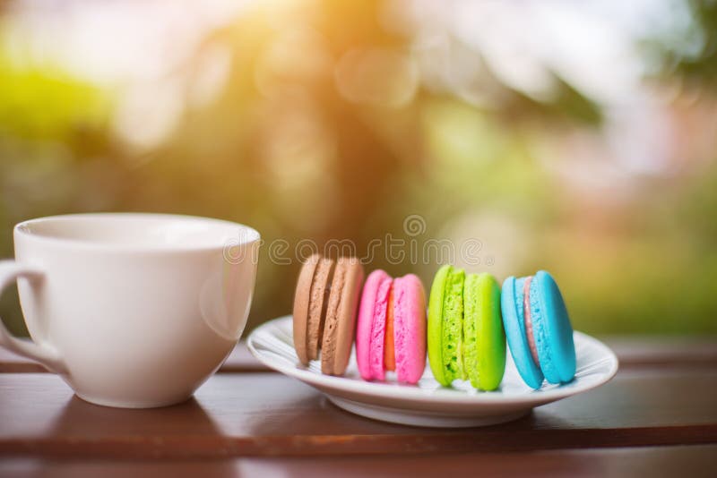 Valentinmakron med kaffe på trätabellen tonad bild royaltyfria bilder