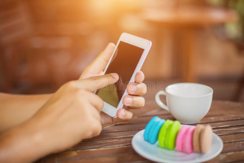 Valentinmakron med kaffe på trätabellen tonad bild arkivbilder