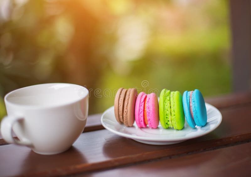 Valentinmakron med kaffe på trätabellen tonad bild arkivfoto