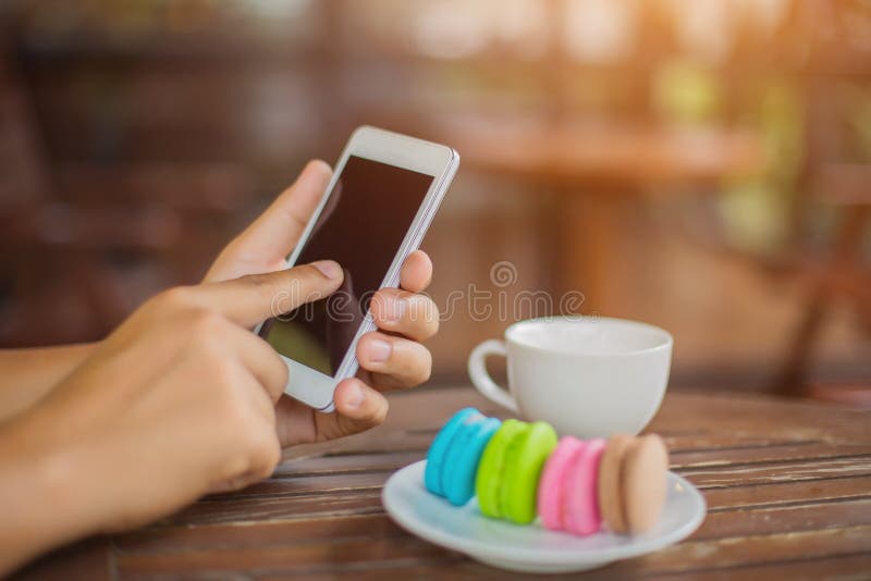 Valentinmakron med kaffe på trätabellen tonad bild arkivbilder
