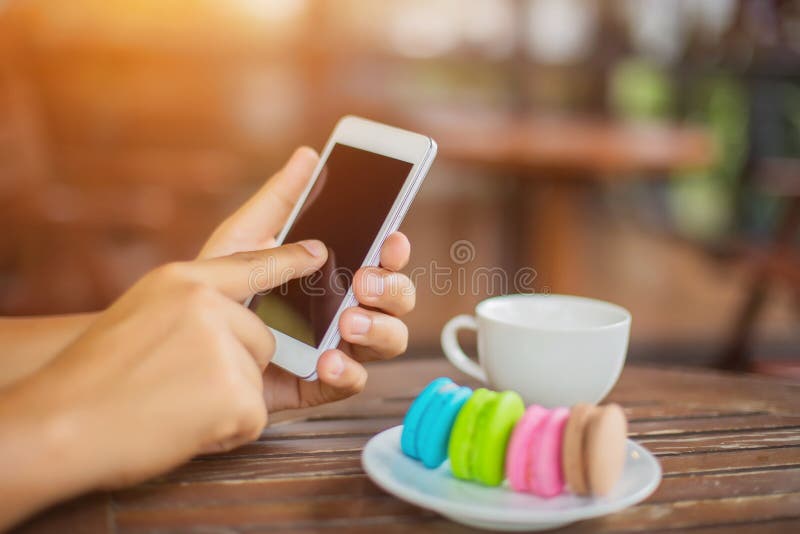 Valentinmakron med kaffe på trätabellen tonad bild royaltyfria foton