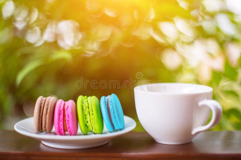 Valentinmakron med kaffe på trätabellen tonad bild royaltyfri fotografi