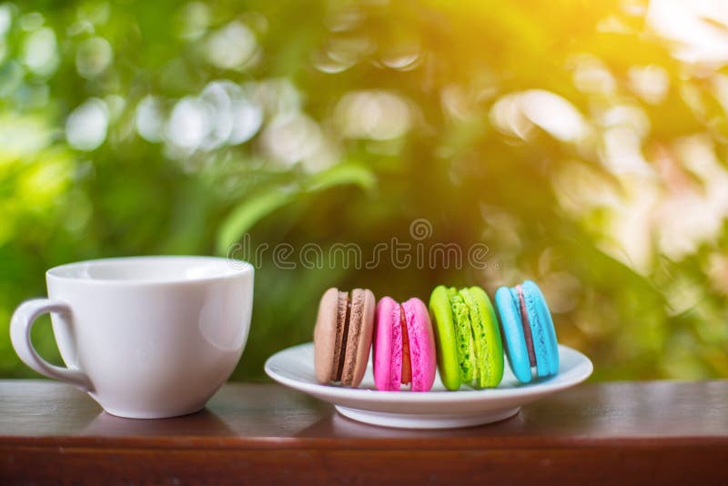 Valentinmakron med kaffe på trätabellen tonad bild arkivbild