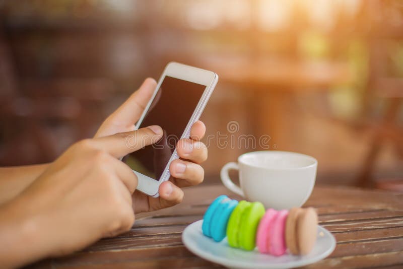 Valentinmakron med kaffe på trätabellen tonad bild arkivbilder