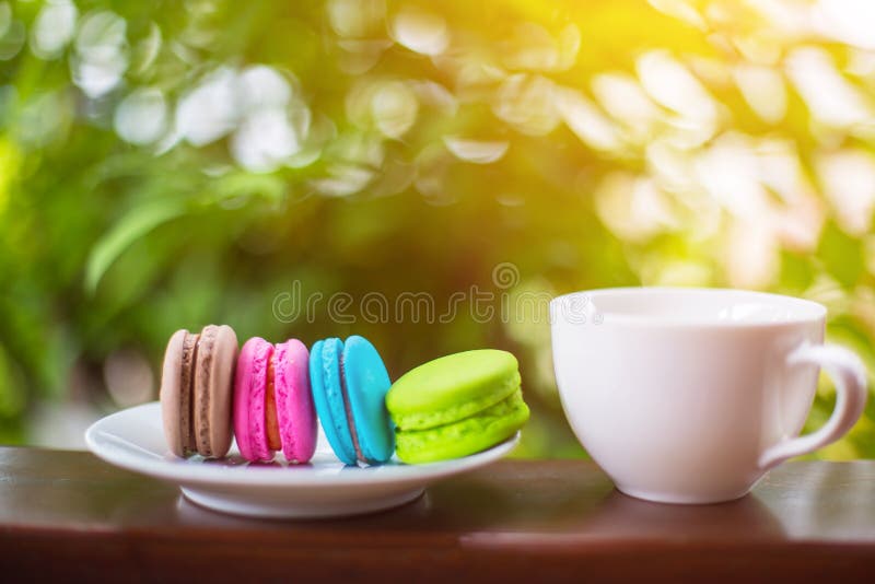 Valentinmakron med kaffe på trätabellen tonad bild royaltyfri bild