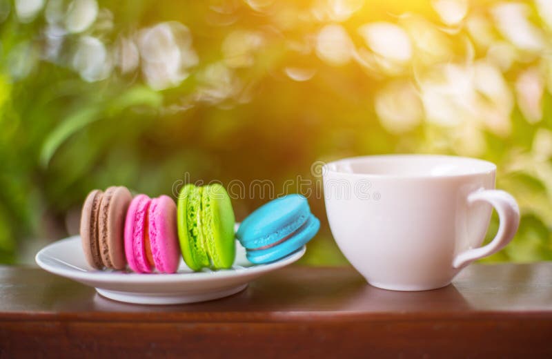 Valentinmakron med kaffe på trätabellen tonad bild royaltyfri fotografi