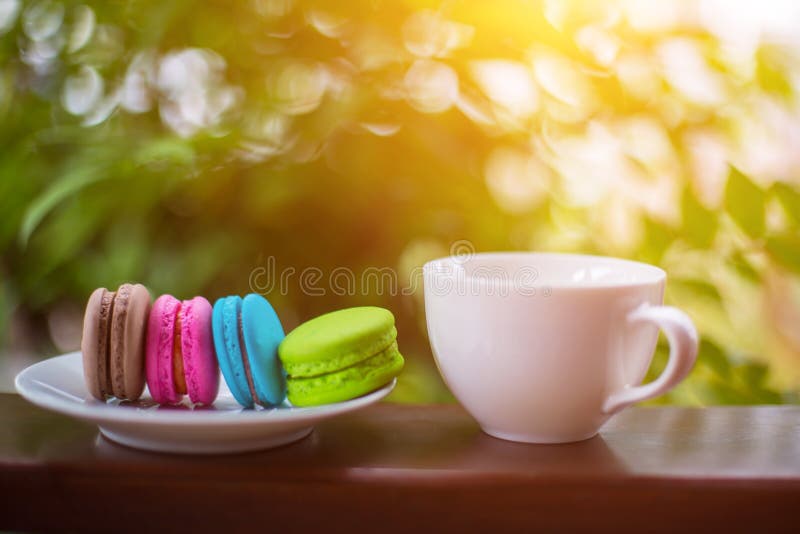 Valentinmakron med kaffe på trätabellen tonad bild arkivfoto