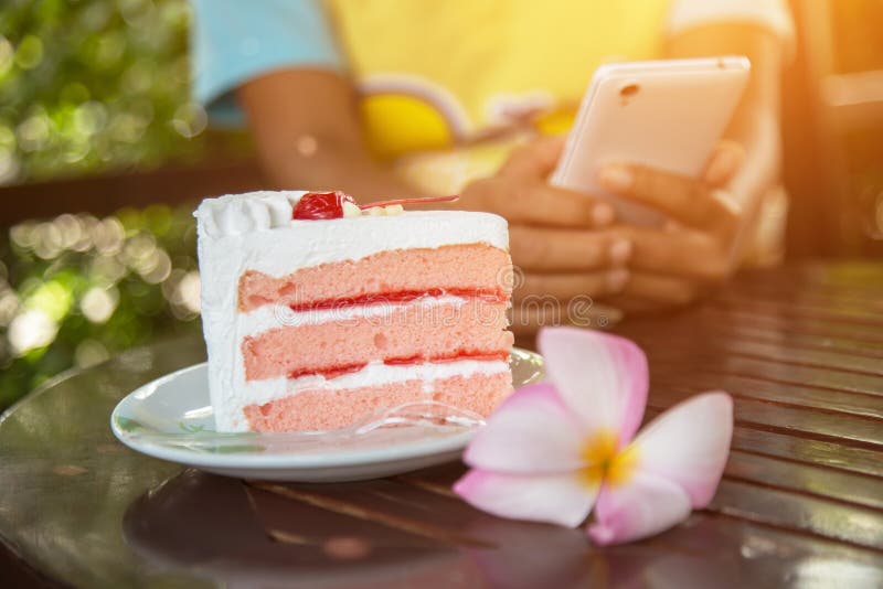Valentinmakron med kaffe på trätabellen tonad bild fotografering för bildbyråer