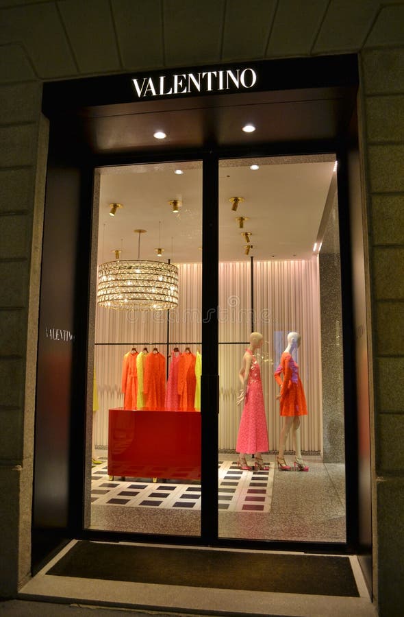 Valentino-Modeboutique für die Frauen verziert für die Weihnachtsfeiertage lizenzfreie stockfotos Valentino-Modeboutique für die Frauen verziert für die Weihnachtsfeiertage lizenzfreie stockfotos