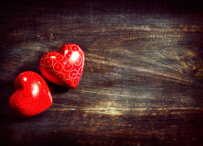 Valentinsgruß-Herzen über Holz