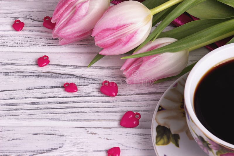 Valentinsgruß ` s Tageselegantes Stillleben mit Tulpe blüht Schale Herz-Formzeichens coffe Eibisches des roten stockfotografie Valentinsgruß ` s Tageselegantes Stillleben mit Tulpe blüht Schale Herz-Formzeichens coffe Eibisches des roten stockfotografie