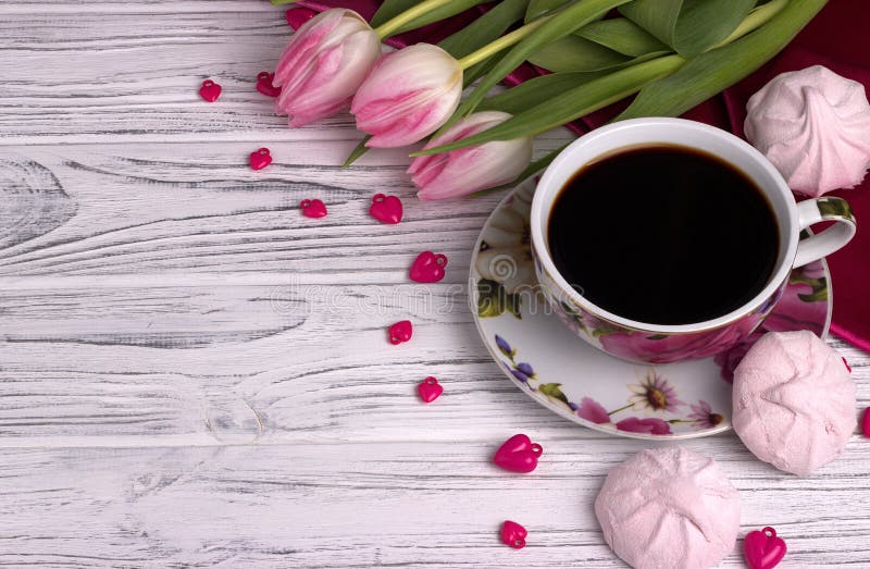 Valentinsgruß ` s Tageselegantes Stillleben mit Tulpe blüht Schale Herz-Formzeichens coffe Eibisches des roten auf weißem hölzern stockbild Valentinsgruß ` s Tageselegantes Stillleben mit Tulpe blüht Schale Herz-Formzeichens coffe Eibisches des roten auf weißem hölzern stockbild