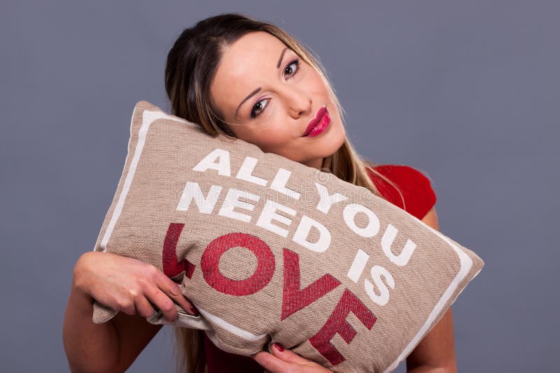 Valentinsgruß-Tagesalle mitteilung mit Kissen, die Sie benötigen, ist Liebe stockfotografie Valentinsgruß-Tagesalle mitteilung mit Kissen, die Sie benötigen, ist Liebe stockfotografie