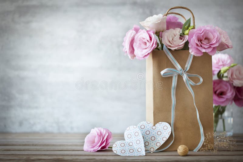Valentinsgruß-Tageshintergrund mit Rosen Blumen und Herzen