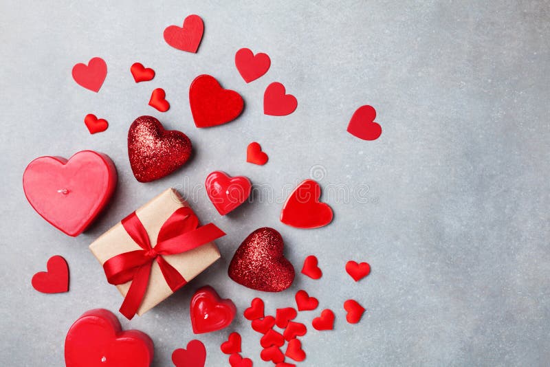 Valentinsgrußtageshintergrund mit Geschenkbox und roten Herzen