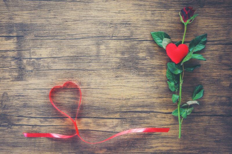 Valentinsgrußtagesrote rosafarbene Blume auf hölzernem Hintergrund/rotem Herzen mit Rosen stockbilder Valentinsgrußtagesrote rosafarbene Blume auf hölzernem Hintergrund/rotem Herzen mit Rosen stockbilder