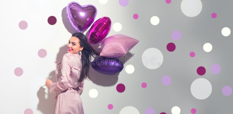 Valentinskönhetstävling med färgstarka luftballonger som skrattar isolerade på vit bakgrund. vacker, glad ung kvinna