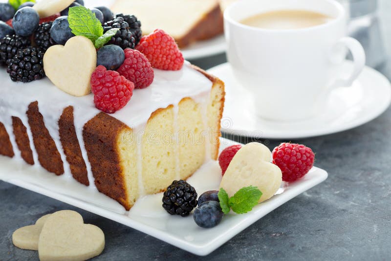 Valentinstagbacken, Kuchen mit Herzen lizenzfreie stockbilder Valentinstagbacken, Kuchen mit Herzen lizenzfreie stockbilder