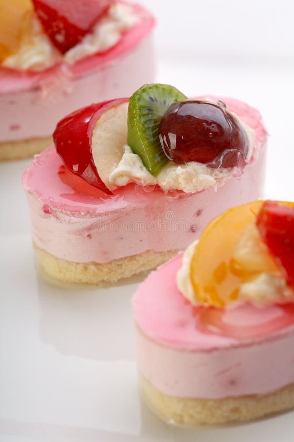 Valentinstagthema - Kuchen mit frischen Früchten stockbilder Valentinstagthema - Kuchen mit frischen Früchten stockbilder